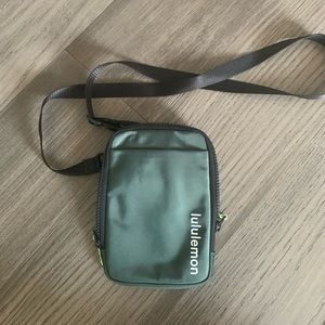 Easy access crossbody bag Lululemon army green